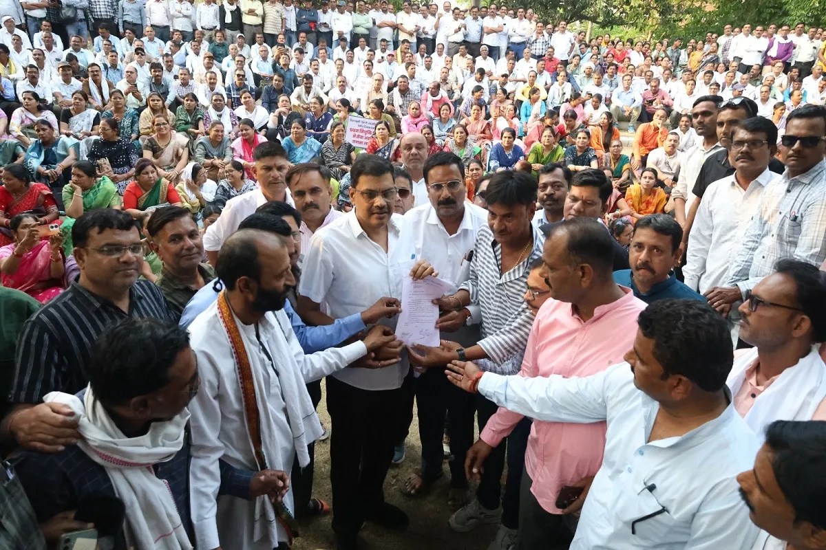 बुधवार की शाम अध्यापक शिक्षक संयुक्त मोर्चा के बैनर तले जिले भर के शिक्षक जनपद मैदान में लामबंद हुए। यहां से रैली निकालते हुए कलेक्ट्रेट पहुंचे और स्कूल शिक्षा मंत्री के नाम एक ज्ञापन दिया। जिसमें मांग की गई कि टीईटी अर्थात पात्रता परीक्षा से छूट दी जाए, वरिष्ठता का निर्धारण किया जाए।