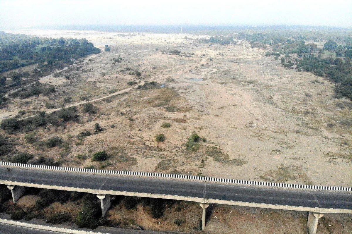 High Court Imposes Ban on Sand Mining; Meanwhile, Illegal Extraction Continues Under the Guise of Government Agency Leases