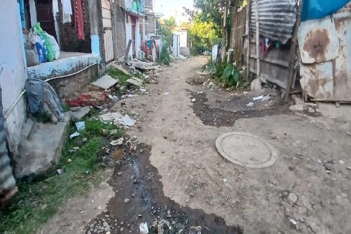 शहर के रानी लक्ष्मीबाई वार्ड का भटिया टोला में वर्षो बाद भी मूलभूत सुविधाओं की कमी दूर नहीं हो पा रही है। टोला और उसके वाशिंदे आज भी विकास की मुख्यधारा से कटे हुए नजर आ रहे हैं। यहां वर्षों पहले विस्थापित होकर बसे परिवार अब तक मूलभूत सुविधाओं के लिए संघर्ष कर रहे हैं।