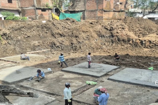 नगरीय क्षेत्र में पेयजल व्यवस्था को बेहतर बनाने के लिए तीन टंकियों और पाइप लाइन विस्तार का कार्य चल रहा है। लेकिन पाइप लाइन विस्तार के कार्य की धीमी गति से न केवल नगरीय प्रशासन को बल्कि आमजन के लिए भी परेशानी की वजह बनी है।