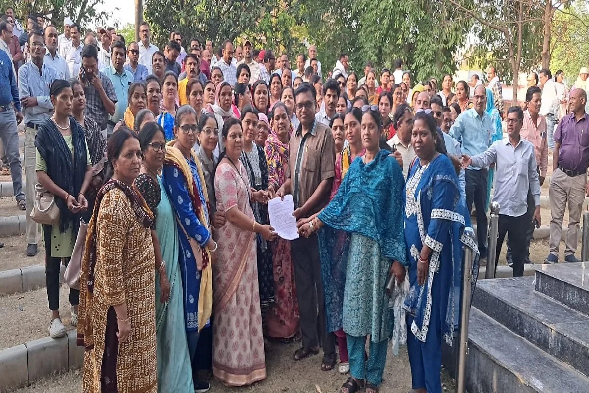 अध्यापक-शिक्षक संयुक्त मोर्चा, विकासखंड नरसिंहपुर के तत्वावधान में शनिवार को शिक्षकों ने अपनी दो प्रमुख मांगों को लेकर खंड स्तरीय वाहन रैली और धरना प्रदर्शन किया। इस दौरान बड़ी संख्या में शिक्षक-शिक्षिकाएं शामिल हुए और अपनी मांगों को लेकर जोरदार तरीके से आवाज उठाई।