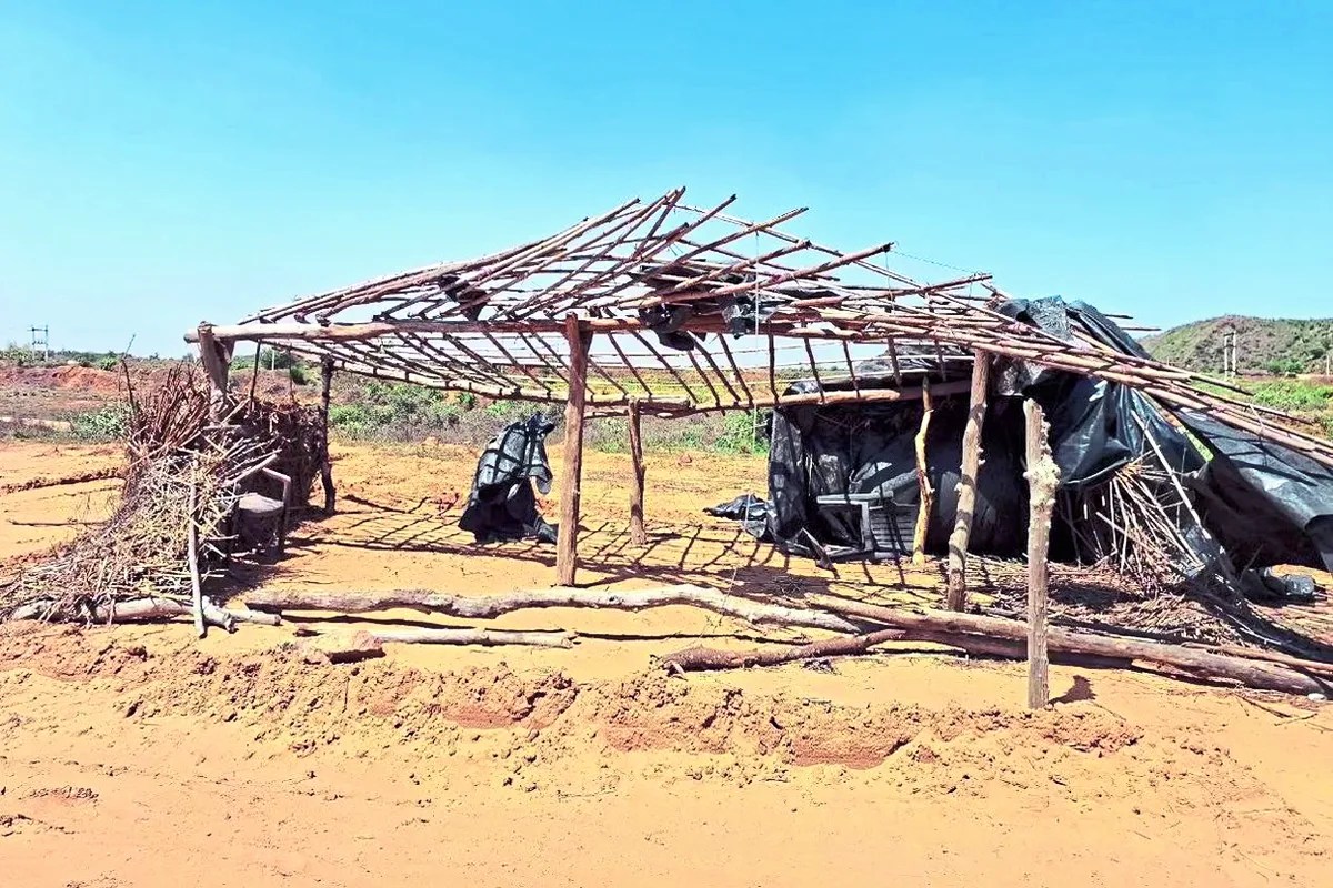 आंधी उड़ा ले गई झोपड़ी में बना स्कूल, खुल गई शिक्षा विभाग की पोल …. देखे वीडियो