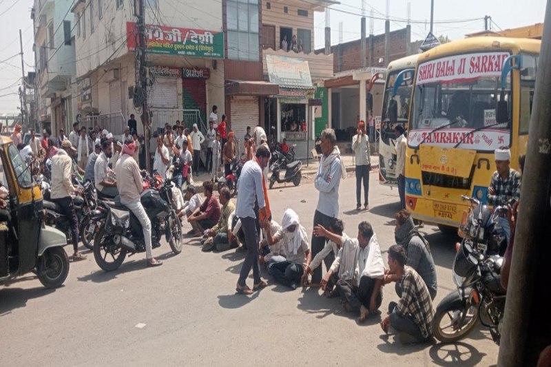 तहसीलदार ने जाम खुलवाकर किसान और व्यापारियों के साथ की बैठक