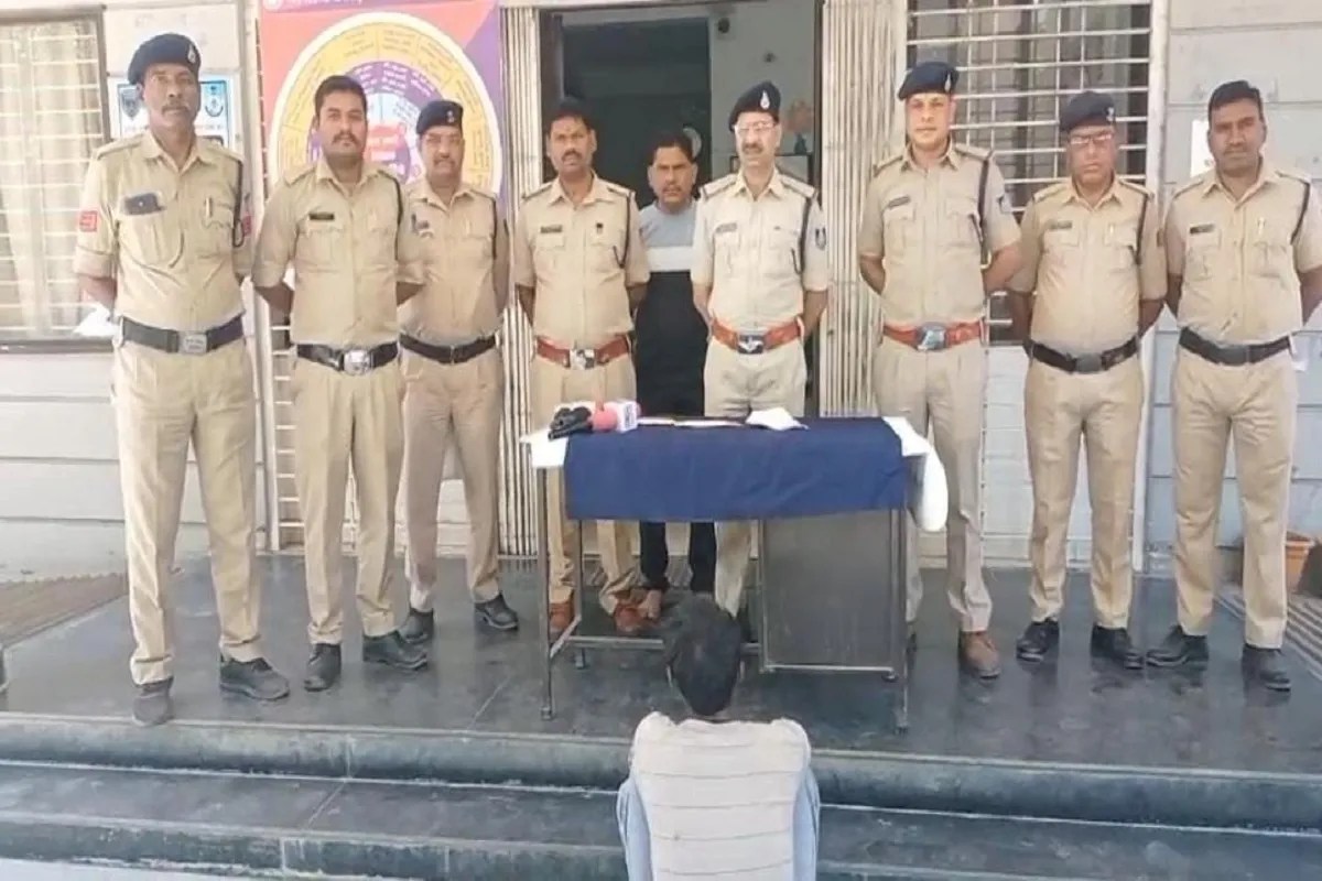 आईपीएल क्रिकेट मैच पर सट्टा खिलाने वालों के खिलाफ कार्रवाई करते हुए करेली पुलिस ने ब्रजेश पिता फुलकर सिंह पटेल निवासी मगरधा, थाना कोतवाली हाल सुभाष वार्ड करेली को हिरासत में लिया है।