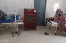 जिला अस्पताल में भर्ती मरीजों को भीषण गर्मी के बीच राहत नहीं मिल पा रही है। यहां मरीजों पर गर्मी और सिस्टम की लापरवाही की दोहरी मार पड़ रही है। अस्पताल के वार्डों में कहीं कूलर नहीं हैं, जहां कूलर लगे हैं तो वहां उनकी टंकियां नदारद हैं या पानी की व्यवस्था नहीं है। कई वार्डों में बिजली के बोर्ड भी खराब पड़े हैं,