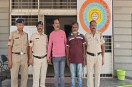 एक महिला के साथ जेवर तीन गुना करने का झांसा देकर ठगी करने वाले दो आरोपियों को पुलिस ने पकड़ा है। जिनके कब्जे से ठगा गया सारा सामान बरामद होने का दावा किया गया है। गुरुवार को एसपी डॉ. ऋषिकेश मीना ने एएसपी संदीप भूरिया, एसडीओपी मनोज गुप्ता की मौजूदगी में कार्रवाई का खुलासा किया।