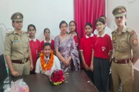 यूनिफॉर्म में नन्ही थानाध्यक्ष का जलवा: पिलखुवा थाने में 8वीं की पूर्वी ने संभाली कमान, बेटियों को मिला नया आत्मविश्वास (Source: Police Media Cell)