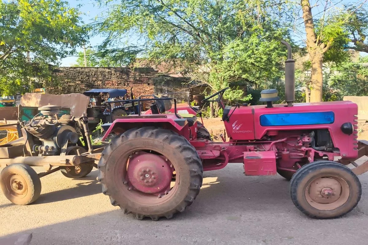 एक हाइड्रा, कंप्रेसर मशीन सहित दो ट्रेक्टर व ब्लॉक से भरी ट्रॉली जब्त A hydra, a compressor machine, two tractors and a trolley full of blocks were seized