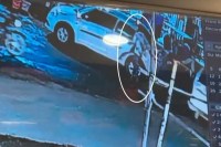 सीसीटीवी में कार से बेग निकालता दिखा अज्ञात युवक।