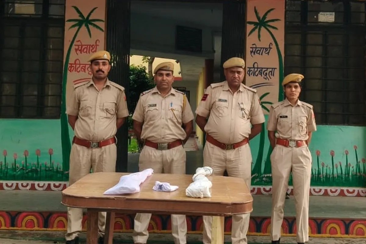 दो देशी बंदूक और एक पिस्टल के साथ तीन जने गिरफ्तार Three people arrested with two country-made guns and a pistol