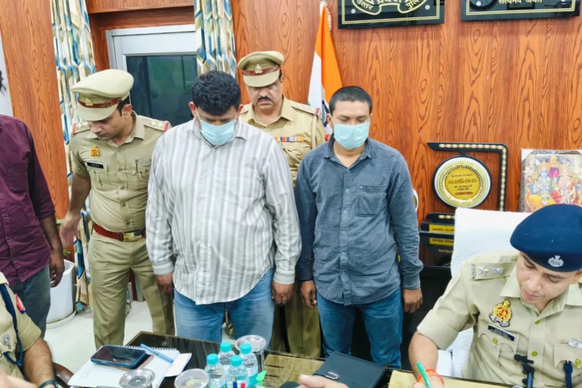 पुलिस टीम के साथ गिरफ्तार किए गए आरोपी फोटो सोर्स विभाग