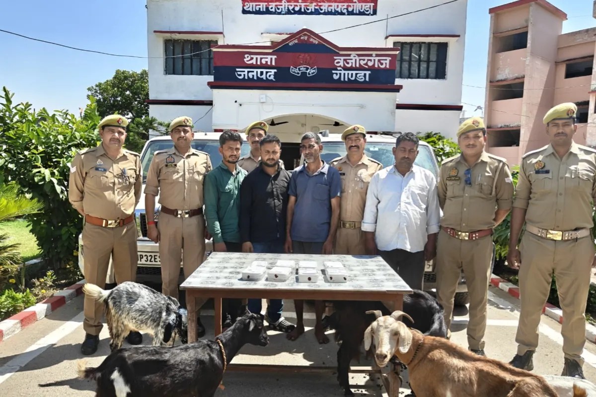 पकड़े गए चोर के साथ पुलिस टीम फोटो सोर्स विभाग