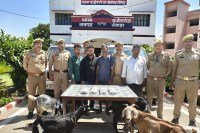 पकड़े गए चोर के साथ पुलिस टीम फोटो सोर्स विभाग