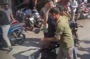 युवक की पिटाई, फोटो सोर्स- वीडियो ग्रैब