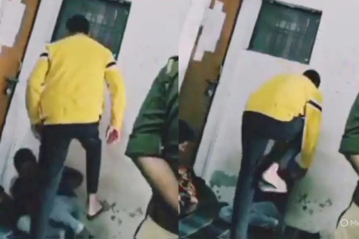 थाना के अंदर पिटाई, फोटो सोर्स- वीडियो ग्रैब