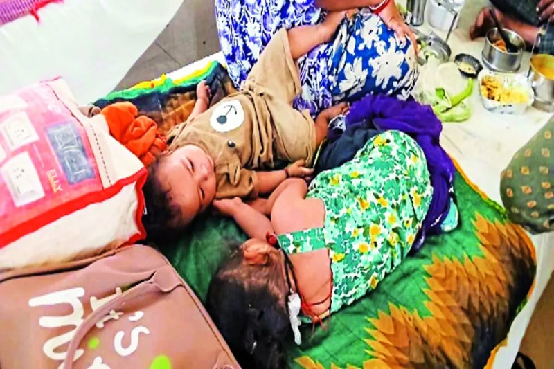क्षमता से डेढ़ गुना भर्ती, उमस में जूझ रहे मासूम; गंभीर वार्ड में कूलिंग व्यवस्था फेल, बढ़ते मरीजों से सिस्टम पर दबाव