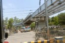 शहर से लगे रौंसरा रेलवे फाटक पर बन रहे ओवरब्रिज का कार्य धीमी गति से चलने के कारण शहर की रफ्तार थम सी गई है। लंबे समय से जारी निर्माण कार्य अब तक पूरा नहीं हो सका है, जिससे आम नागरिकों, व्यापारियों और वाहन चालकों को लगातार परेशानियों का सामना करना पड़ रहा है।