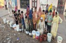 रानीसर बास और रेलवे लाइन के बीच के क्षेत्र में महिलाऐं बर्तन लेकर पानी के लिए कतार में खड़ी। 