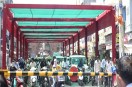 कोटगेट रेल क्रॉसिंग पर लगाए गए टैंट के नीचे गर्मी और धूप से बचाव करते शहरवासी। 