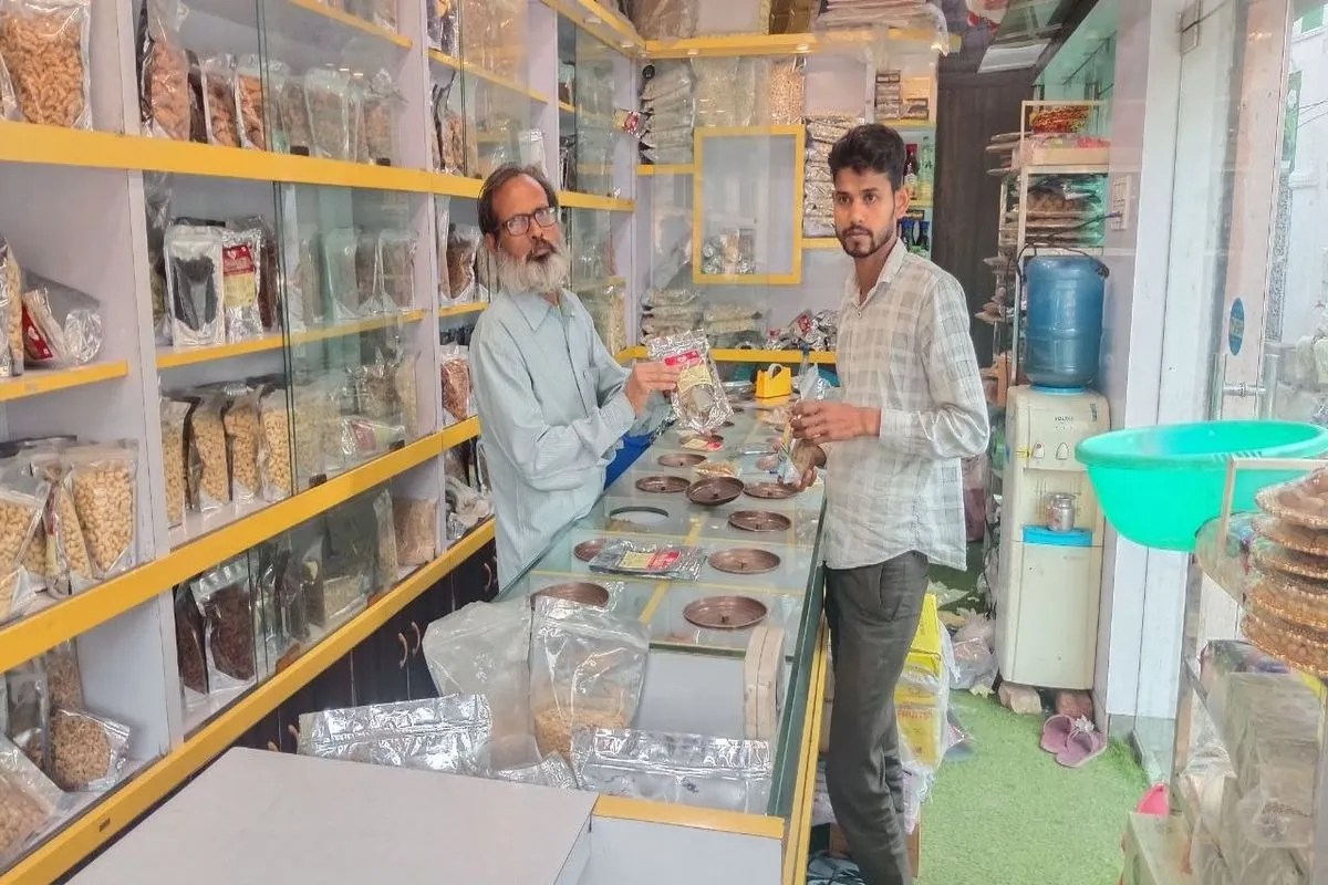 जंग की आग... मिर्च मसाले से लेकर ड्राई फ्रूट्स हुए महंगे The fire of war... from chili spices to dry fruits became expensive