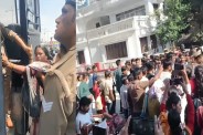 1076 हाय-हाय’ के नारों के बीच मुख्यमंत्री कार्यालय की ओर कूच, पुलिस ने रोका (फोटो सोर्स : भाषा WhatsApp News Group)