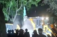 मस्जिद पर चला बुलडोजर: हाई कोर्ट के आदेश के बाद प्रशासन की बड़ी कार्रवाई (फोटो सोर्स : भाषा WhatsApp News Group)