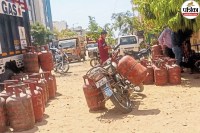 Jaipur LPG Crisis 25 Day Booking Rule Causes Trouble as Cylinders Run Out in 15-20 Days Homemakers Find New Ways