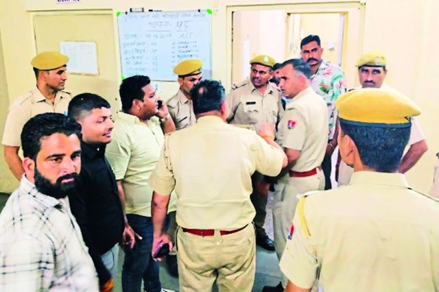 कचौरी को लेकर बार में बवाल, होटल स्टाफ और ग्राहकों में जमकर मारपीट