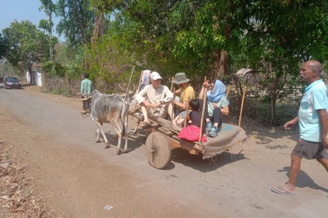 French guest learns about Indian lifestyle