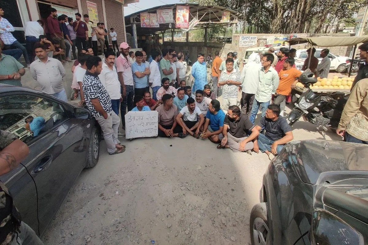 अधूरी सड़क निर्माण से नाराज लोगों का फूटा गुस्सा, रास्ता जाम कर किया प्रदर्शन