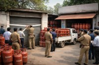 यूपी में ईंधन कालाबाजारी पर बड़ा एक्शन, 23 हजार छापे, 238 एफआईआर दर्ज (फोटो सोर्स : AI)