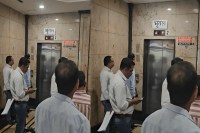 पंचम तल तक जाने वाली लिफ्ट में आई तकनीकी खराबी, वीवीआईपी लिफ्ट सुरक्षित; कर्मचारी से फोन पर संपर्क   (फोटो सोर्स : भाषा WhatsApp News Group)