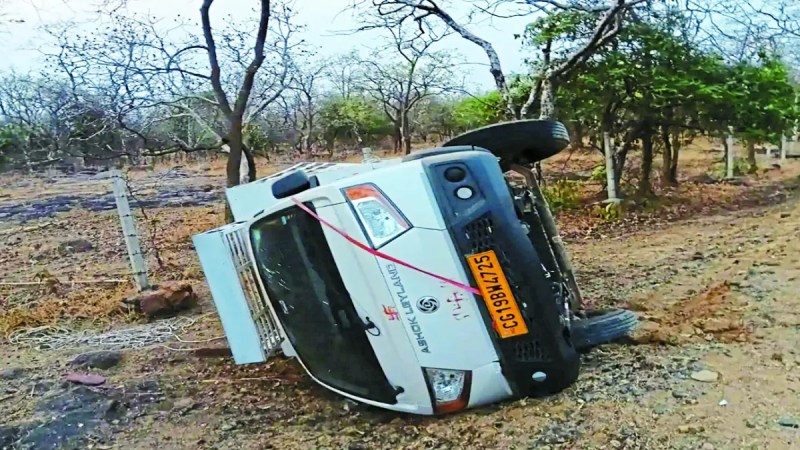 जिम्मेदारों की उदासीनता से मालवाहकों व मिनी ट्रकों में लोगों को बैठाकर ले जाने पर प्रतिबंध हवा-हवाई साबित हो रहा है। यही वजह है कि जिले की सड़कों पर आए दिन मालवाहकों से लोगों को बैठाकर ले जाने से हादसे हो रहे हैं।