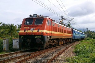 24 अप्रैल तक ट्रेनों में वेटिंग लंबी, रुटीन की ट्रेन में नहीं मिल रही कन्फर्म टिकट, इन 23 समर स्पेशल ट्रेनों में करें सफर(photo-patrika)