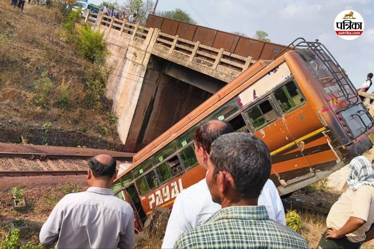 बस अनियंत्रित होकर रेलवे ट्रैक पर गिरा (फोटो सोर्स- पत्रिका)