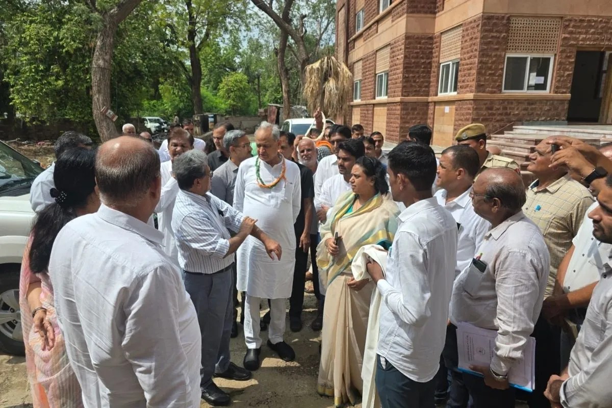 सुमेर लाइब्रेरी का निरिक्षण करते अशोक गहलोत-- File Pic