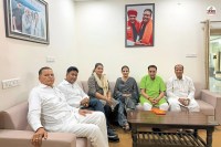 संसदीय कार्य मंत्री जोगाराम पटेल निर्दलीय विधायकों से चर्चा करते हुए, पत्रिका फोटो