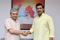 रेल मंत्री अश्विनी वैष्णव से मिलते हुए मंत्री राज्यवर्धन राठौड़