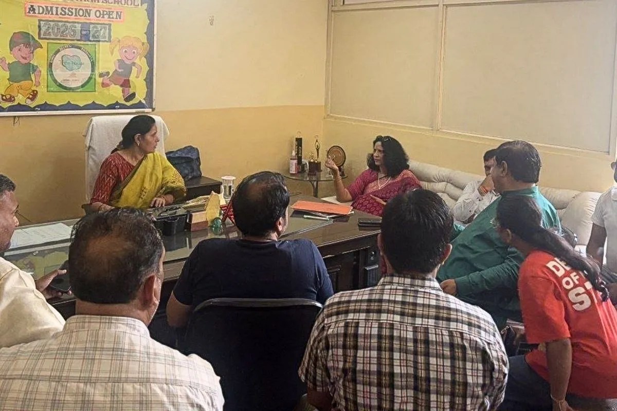 स्कूल प्रिंसिपल से जिरह करते अभिभावक