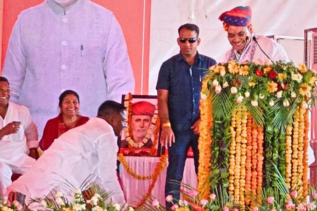 राजस्थान राजनीति: सीएम भजनलाल को MLA ने भरी सभा में किया साष्टांग प्रणाम