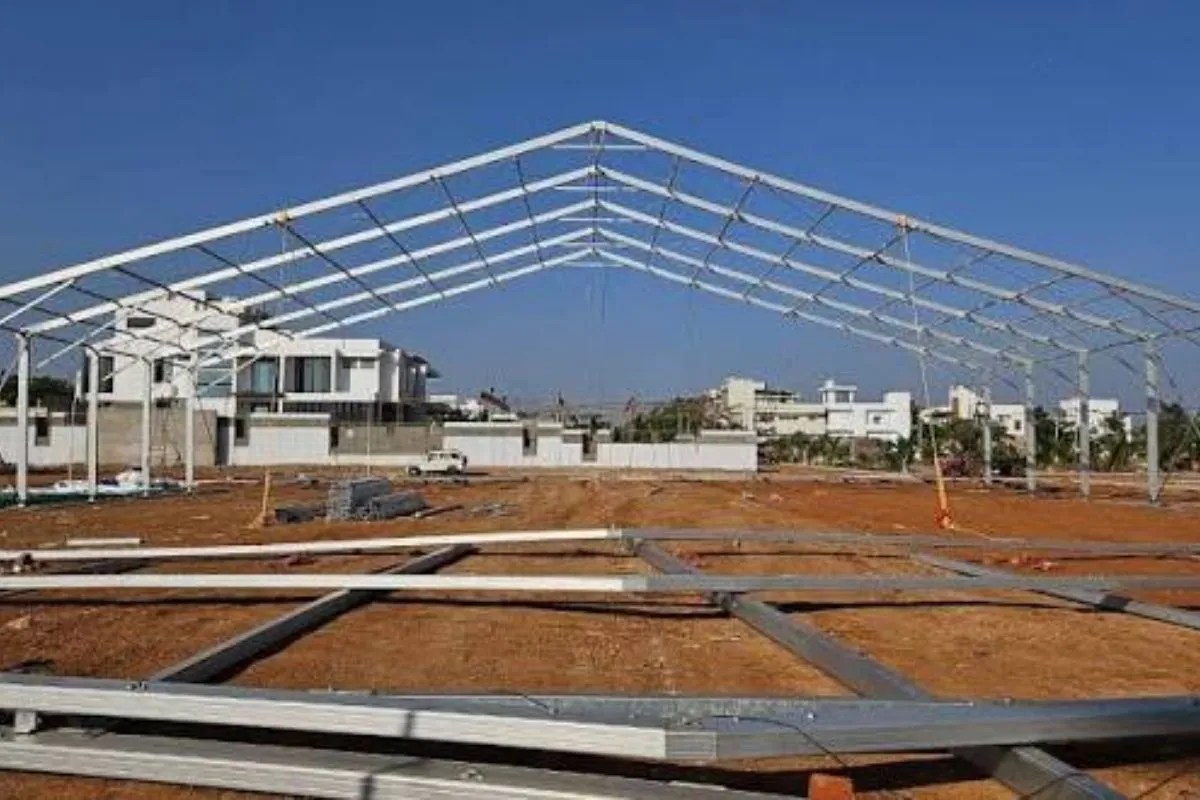 सभा स्थल में तैयार हो रहे डोम  