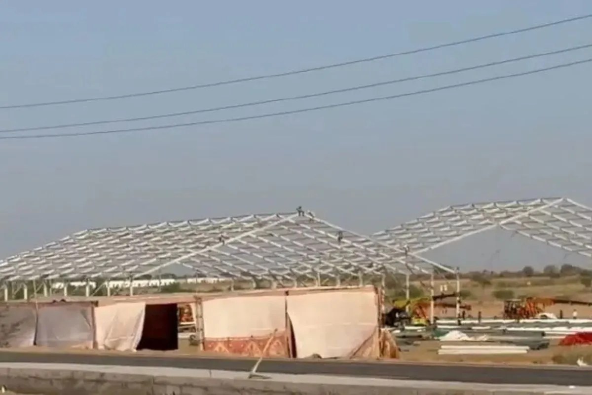 सभा स्थल में तैयार हो रहे डोम