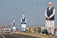 रिफाइनरी लोकार्पण सभास्थल के चारों तरफ प्रधानमंत्री के कटआउट पोस्टर्स