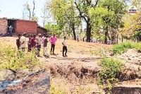 घटनास्थल पर जुटे लोग, इनसेट में कुएं से पानी कराया खाली, पत्रिका फोटो