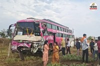 बस ने ट्रक को मारी टक्कर (फोटो सोर्स- पत्रिका)
