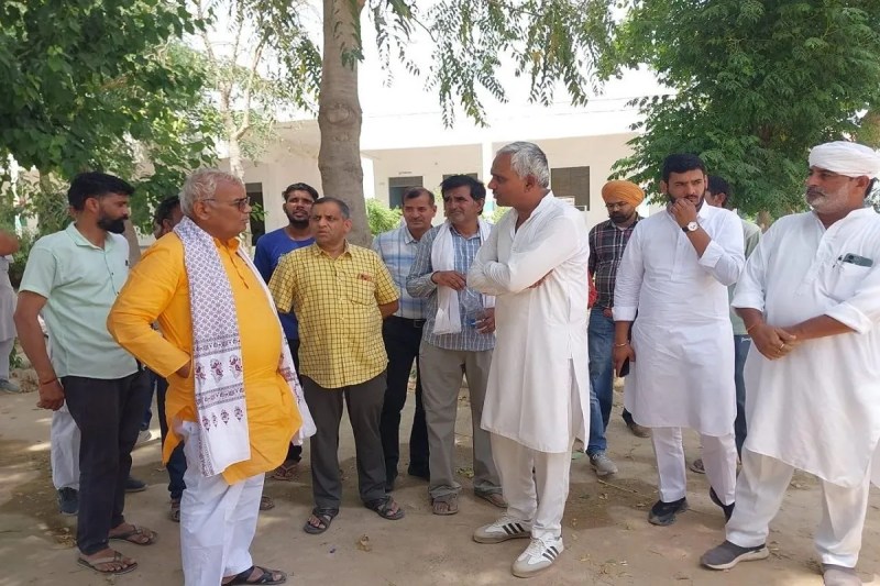 श्रीगंगानगर में औचक निरीक्षण के दौरान विद्यालय में बच्चों से संवाद कर शिक्षा व्यवस्था की जमीनी हकीकत परखते शिक्षा मंत्री।