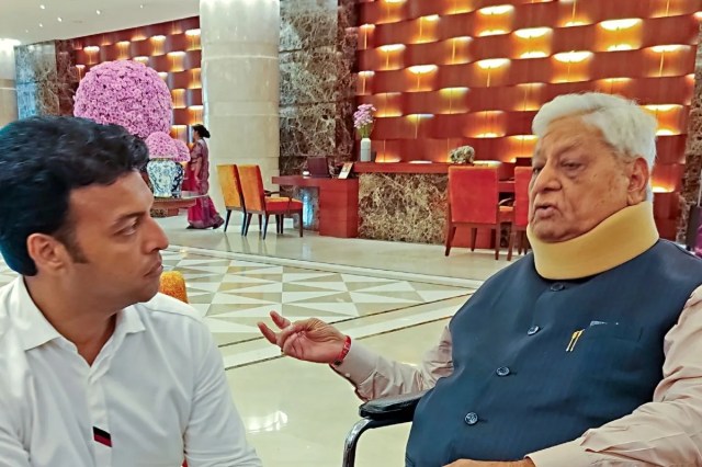 पत्रिका समूह के प्रधान संपादक गुलाब कोठारी के साथ चर्चा करते DMK नेता कार्तिक मोहन