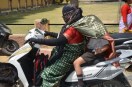 गर्मी में बच्चे को स्कूल से लेकर जाती मां।