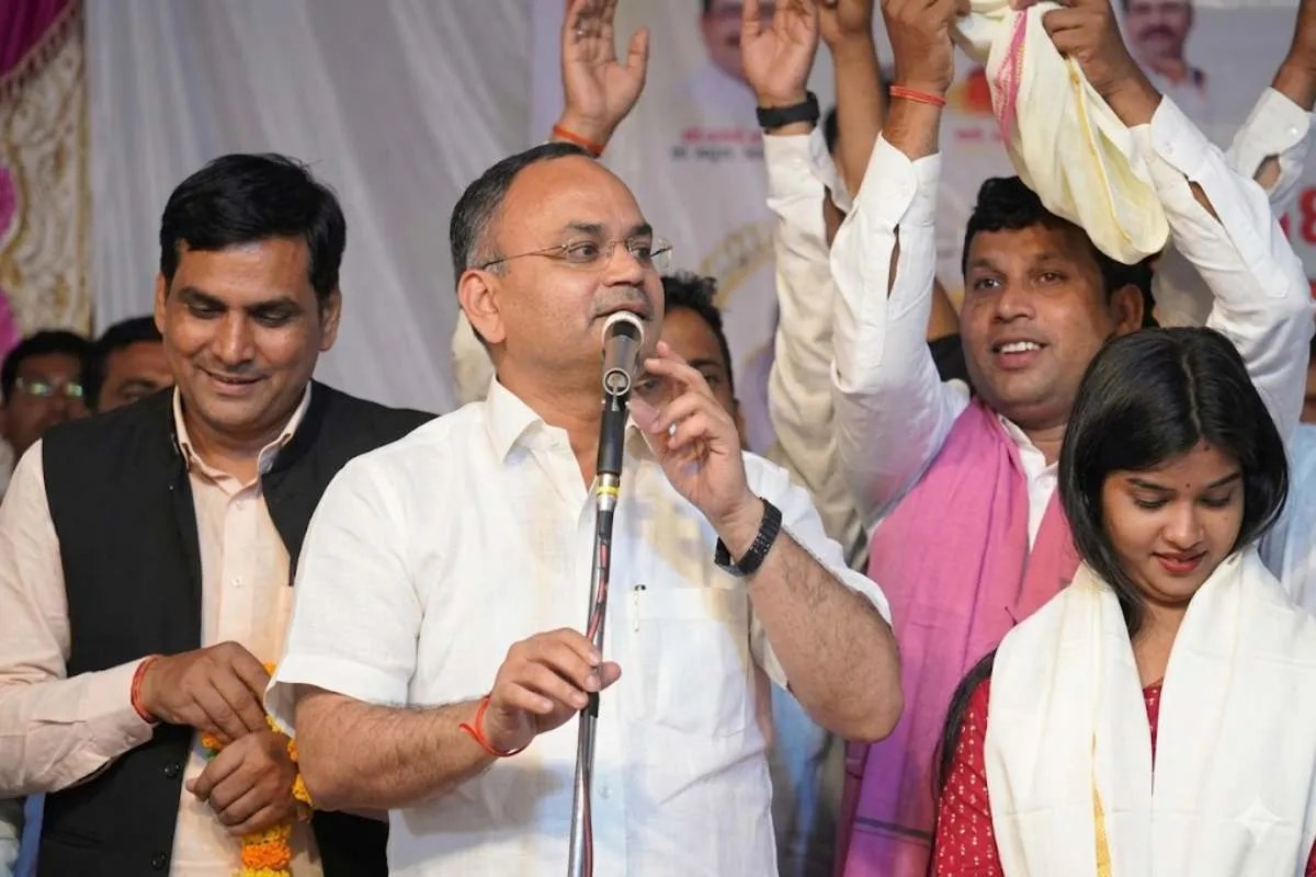 video of ias officer singing birha went viral on social media know who is dr vishram yadav mirzapur