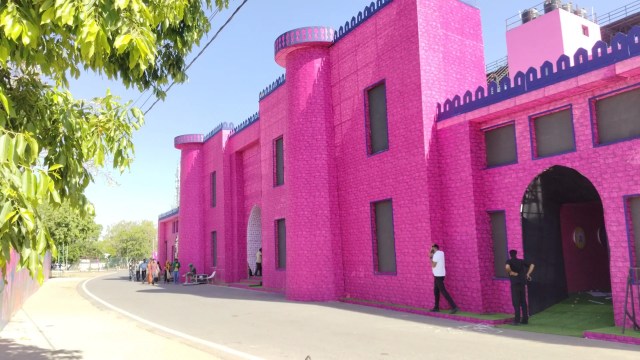 एसएमएस मैदान को पिंक किले की तरह सजाया गया है। फोटो - पत्रिका